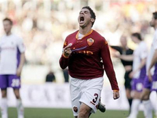 Cicinho vui mừng sau khi ghi bàn cho Roma.
